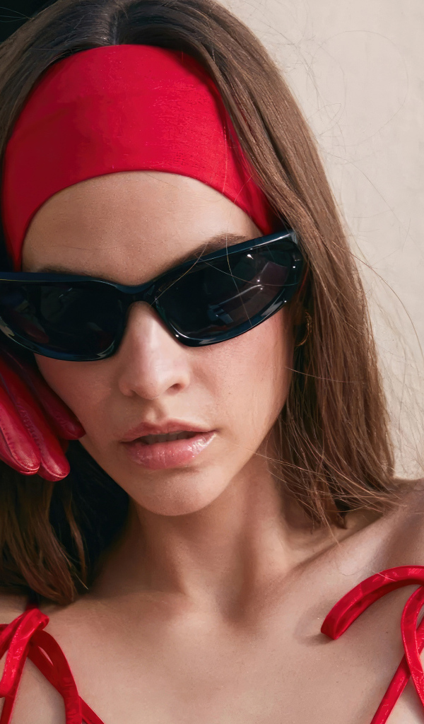 Яркая девушка в красном модель Барбара Палвин