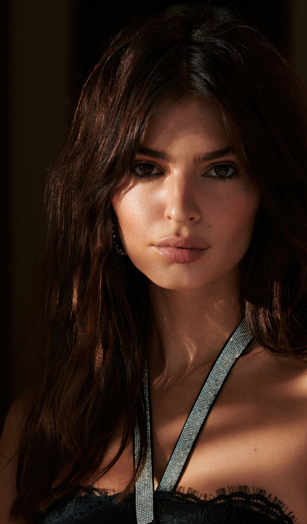 Кареглазая брюнетка модель Эмили Ратаковски в лучах солнца