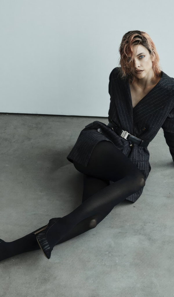 Модель Барбара Палвин в черном наряде сидит на полу