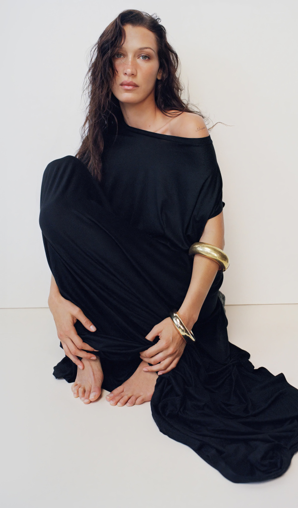 Модель Белла Хадид в черном платье у серой стены