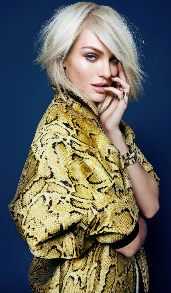 Модель Кэндис Свейнпол на синем фоне