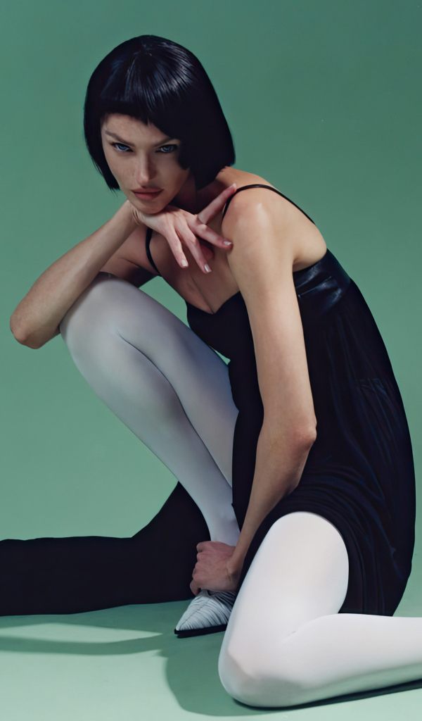 Модель Кэндис Свейнпол с короткими черными волосами