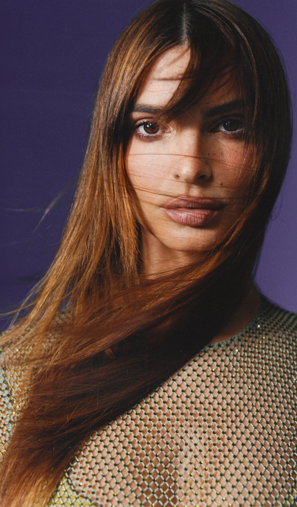 Модель Эмили Ратаковски на фиолетовом фоне