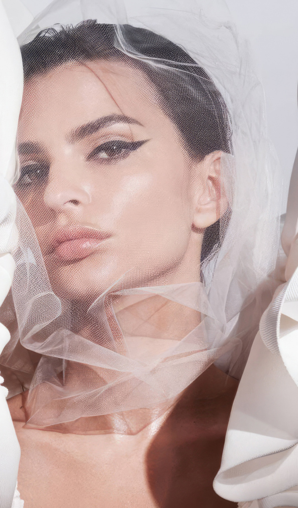 Модель Эмили Ратаковски с белой вуалью на лице