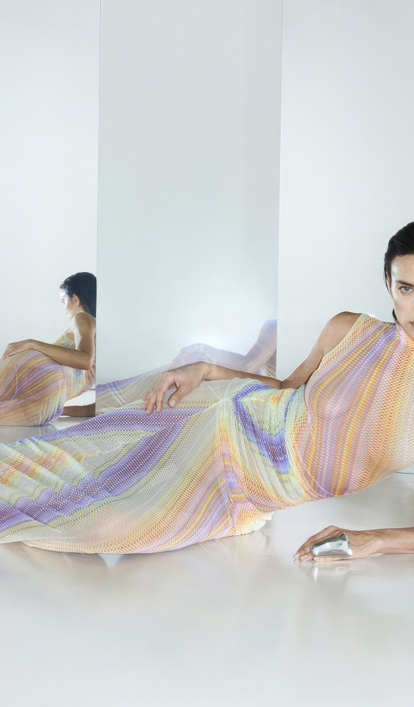 Модель Ирина Шейк в красивом платье