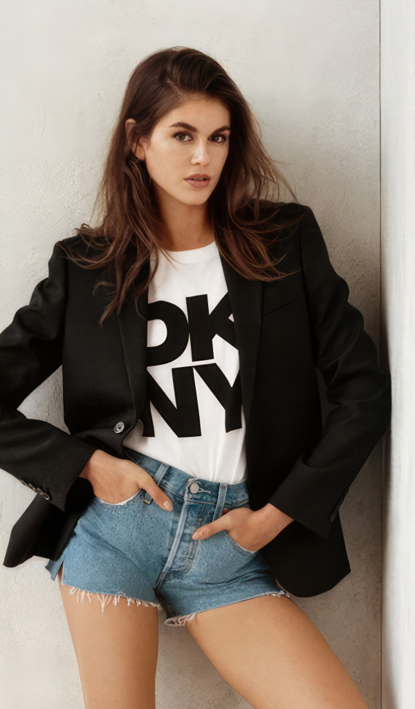 Модель Кайя Гербер позирует у стены