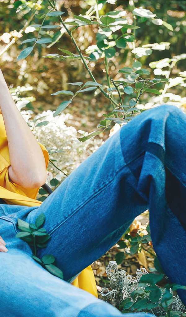 Модель Кендалл Дженнер в синих джинсах лежит на земле