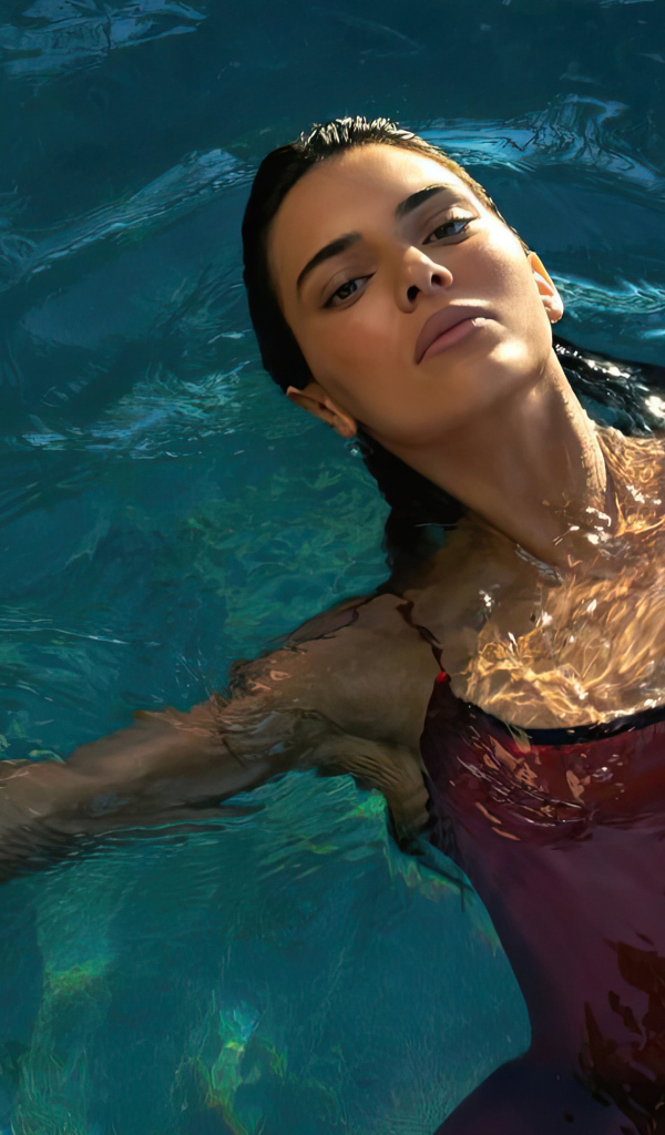 Модель Кендалл Дженнер лежит в бассейне