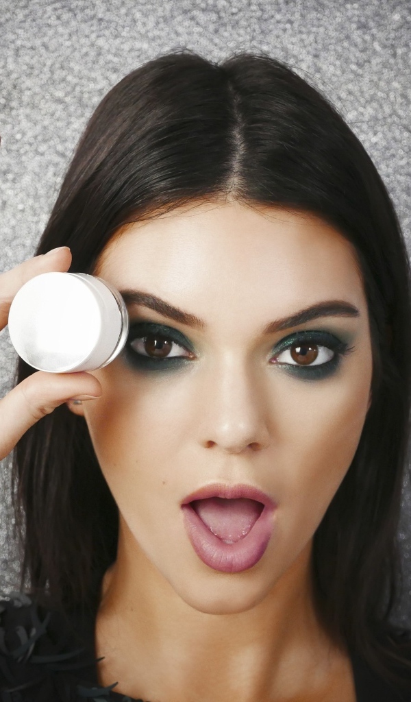 Модель Кендалл Дженнер с красивым макияжем