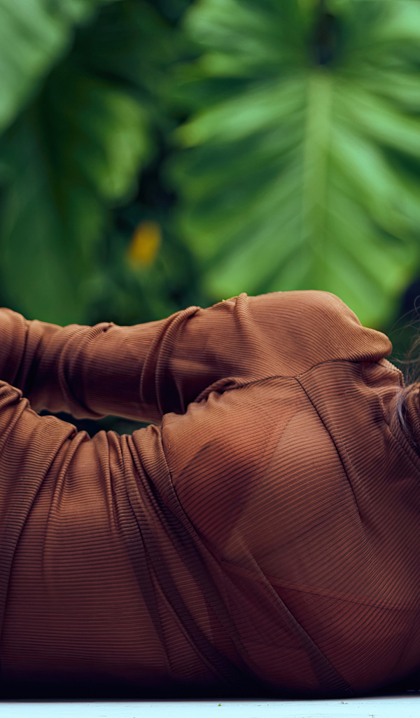 Модель Лаис Рибейро в коричневом платье лежит на полу