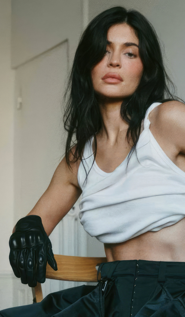 Спортивная девушка модель Кайли Дженнер