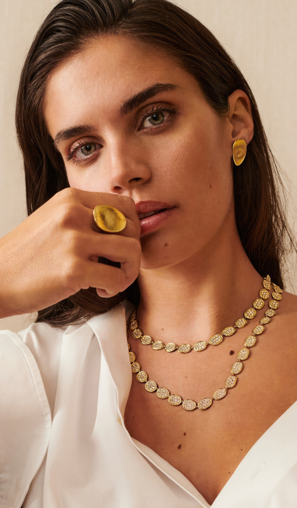 Молодая португальская модель Сара Сампайо в белом наряде