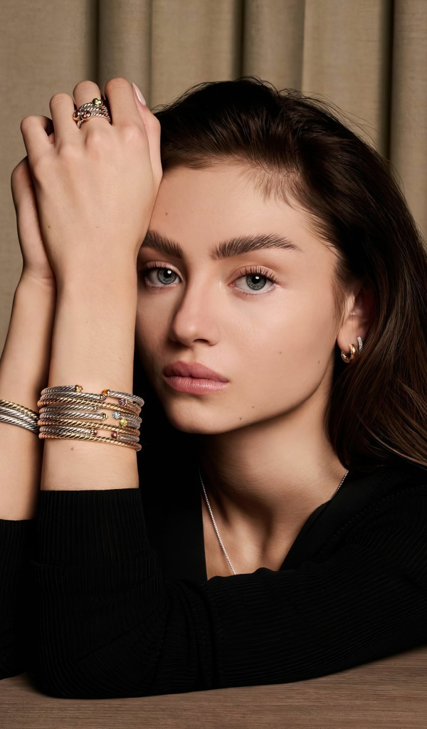 Молодая модель Лени Олуми Клум  с красивыми глазами