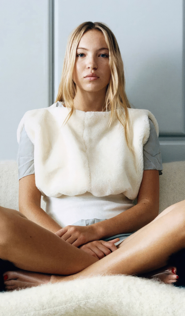 Молодая модель Лила Грэйс Мосс сидит в кресле