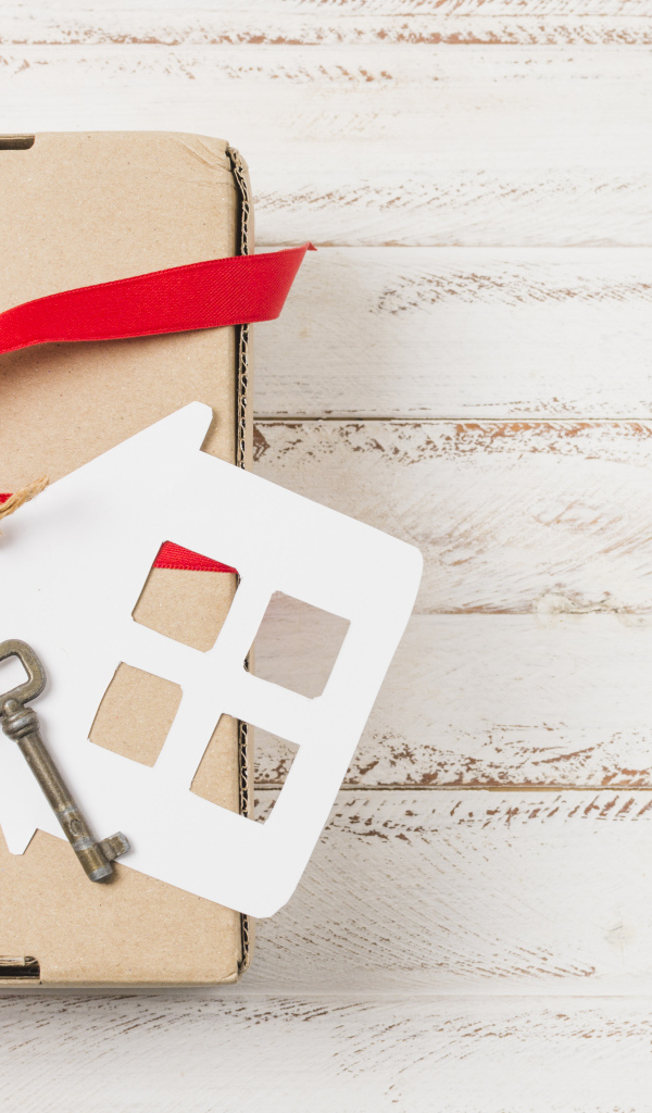 Подарок с ключом от квартиры на столе