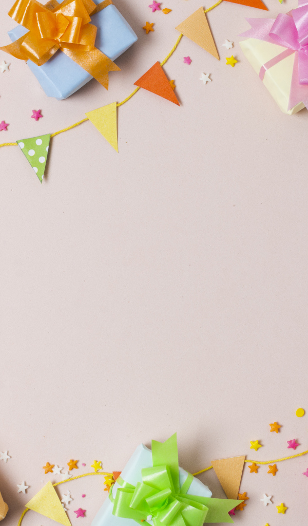 Много подарком на сером столе