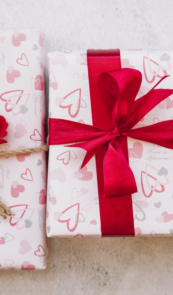 Три коробки с подарками на столе