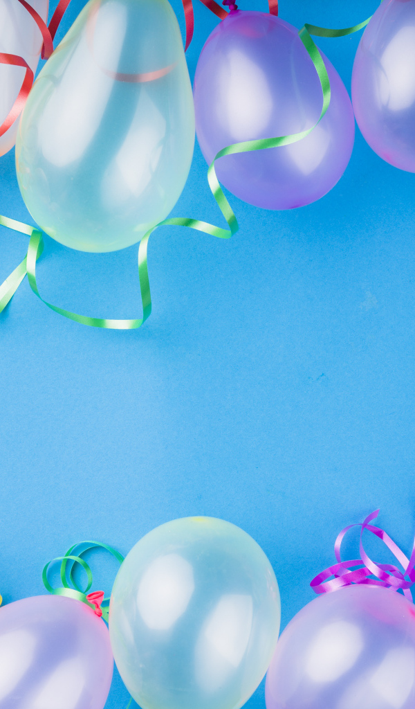 Надувные шарики на голубом фоне