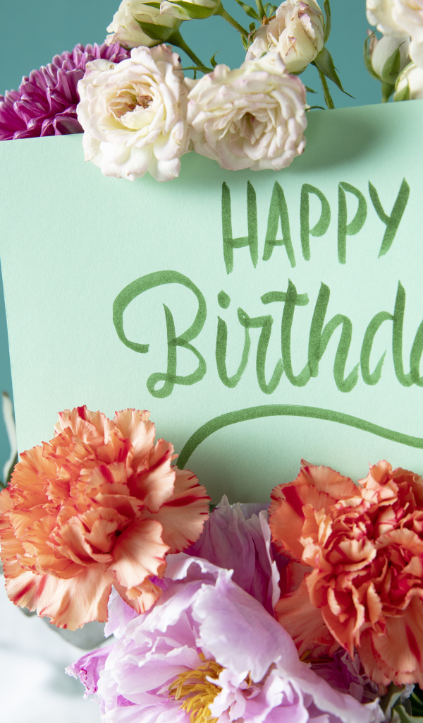 Надпись на листе с днем рождения с цветами