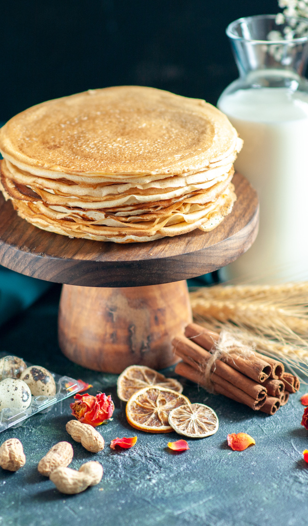 Аппетитные тонкие блины на столе на праздник Масленица