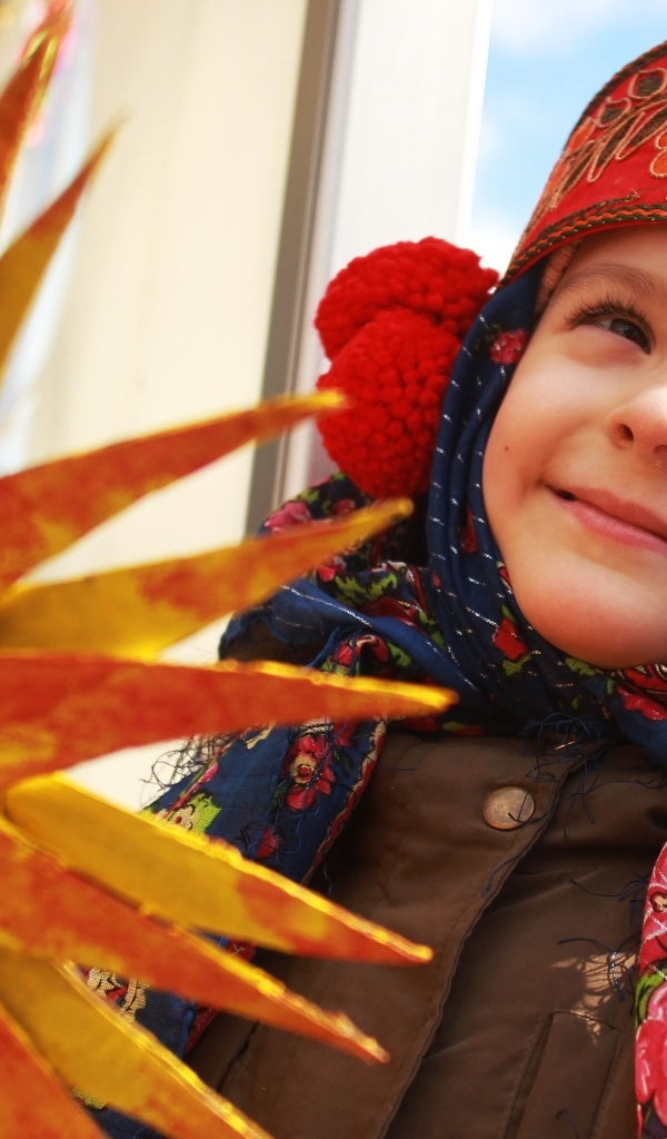 Девочка в костюме на праздник Масленица