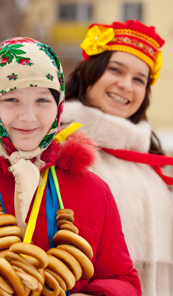 Девочка в с баранками на праздник Масленица 2024