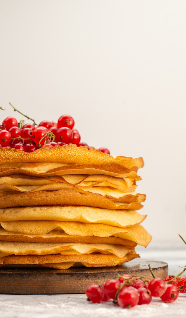 Сладкие тонкие блины с красной смородиной на Масленицу