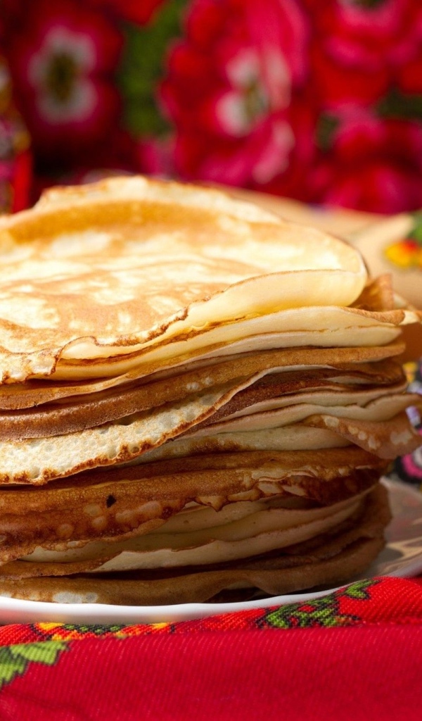 Тонкие блинчики с красивым красным платком на праздник Масленица