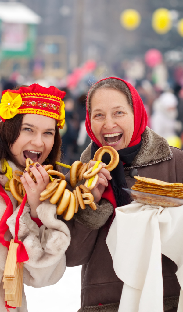 Женщины с угощениями на праздник Масленица