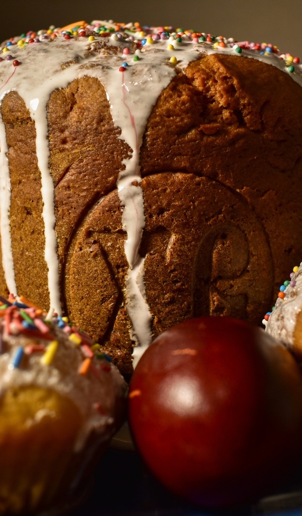 Пасхальные куличи с кексами и крашеными яйцами