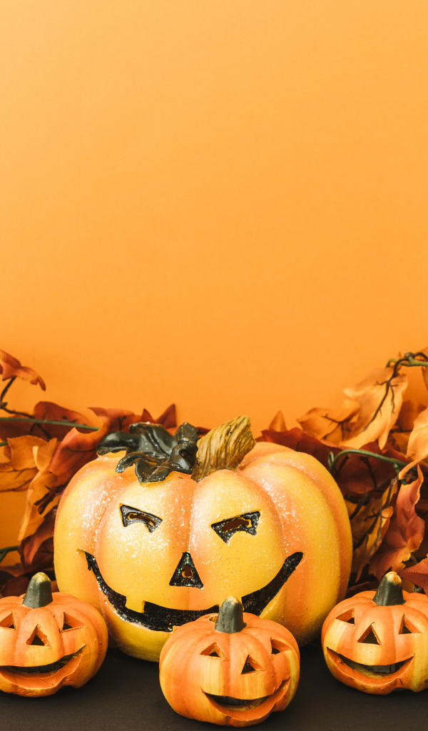 Композиция на оранжевом фоне на праздник Хэллоуин