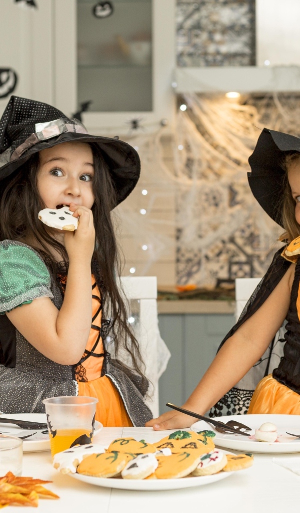 Две маленькие девочки в костюмах на Хэллоуин