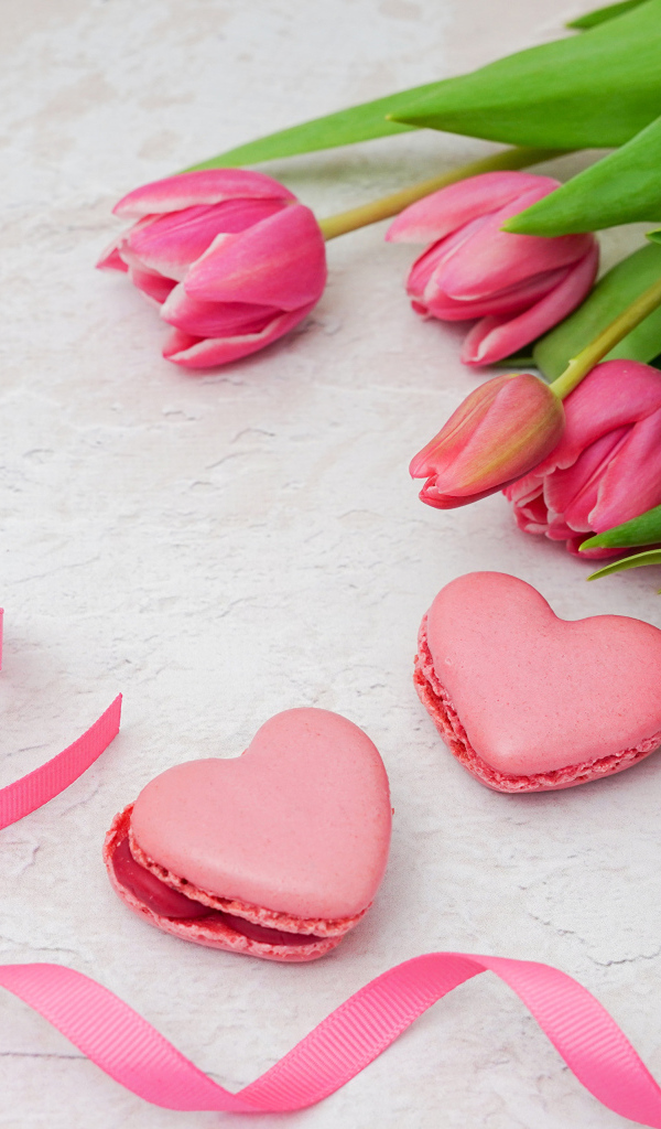 Букет тюльпанов с лентой и печеньем на 8 марта