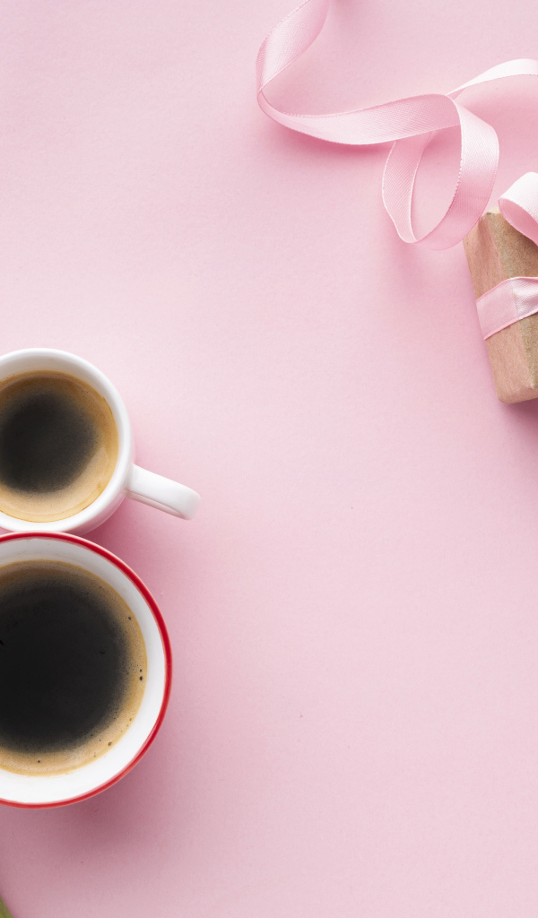 Две кружки кофе, тюльпан и подарок для любимой на 8 марта