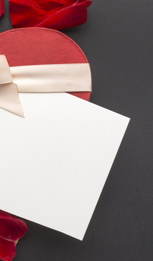 Подарок и цветы на сером фоне, шаблон поздравительной открытки