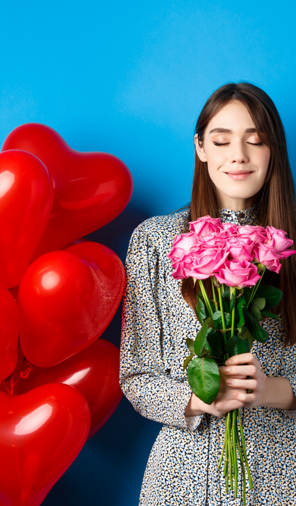 Девушка с букетом роз и воздушными шарами на день Влюбленных