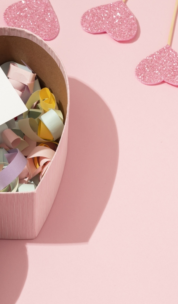 Коробка в форме сердца на розовом фоне на День Святого Валентина