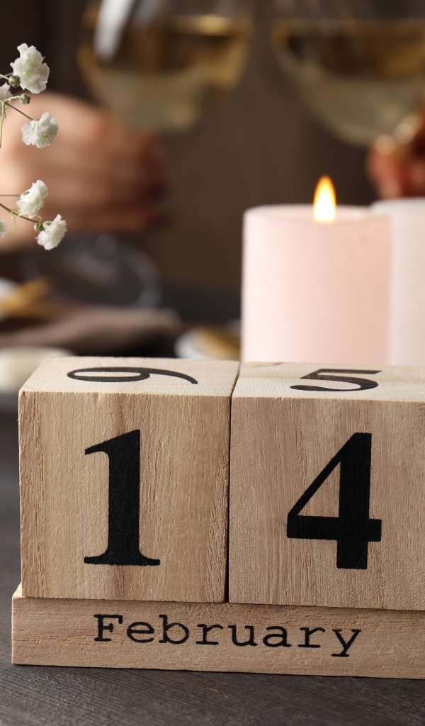 Зажженные свечи и кубики на день влюбленных 14 февраля