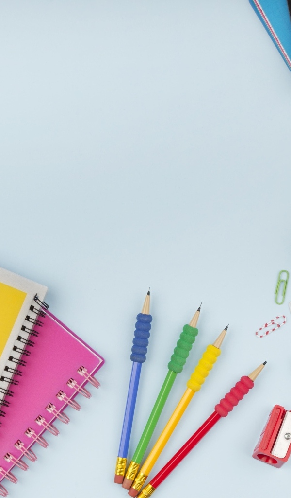 Канцелярские предметы на голубом фоне