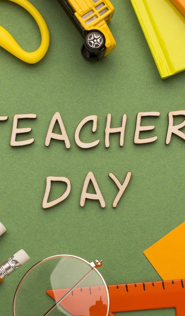 Канцелярские предметы на зеленом столе на день учителя