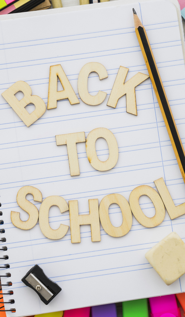 Канцелярские предметы с блокнотом и надписью 