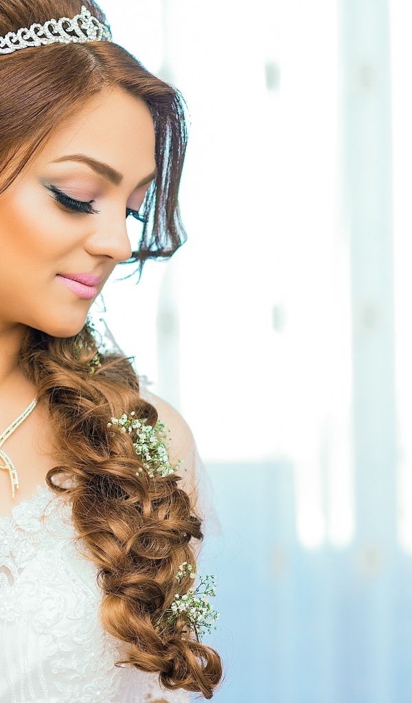 Красивая девушка невеста в свадебном платье