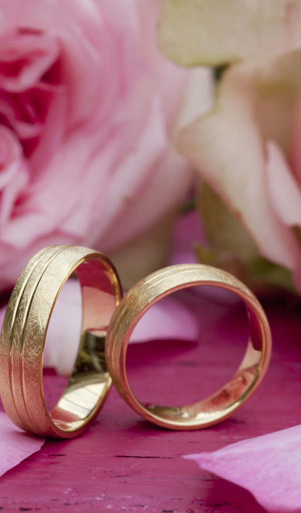 Два золотых обручальных кольца с цветами розы
