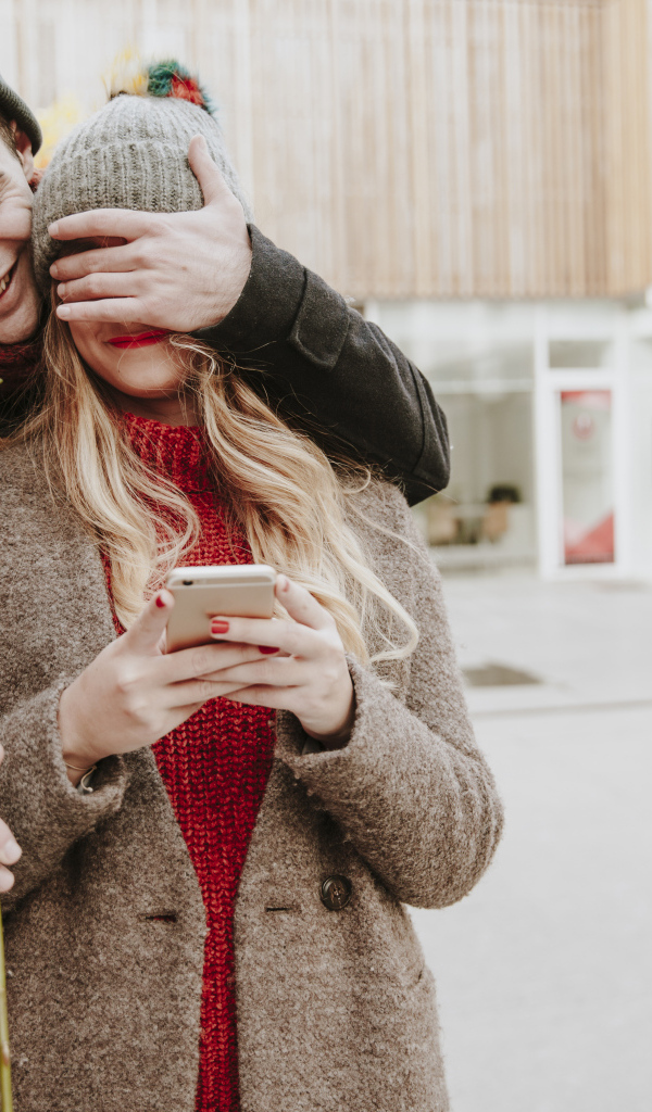 Влюбленный парень дарит девушке красную розу