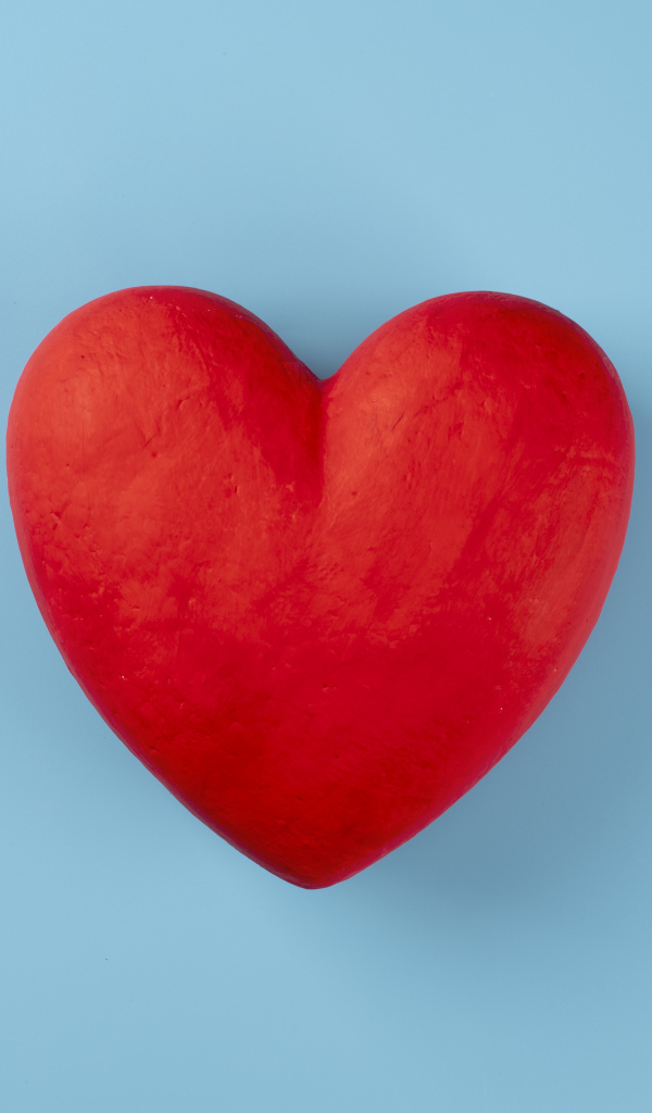 Большое красное сердце на голубом фоне