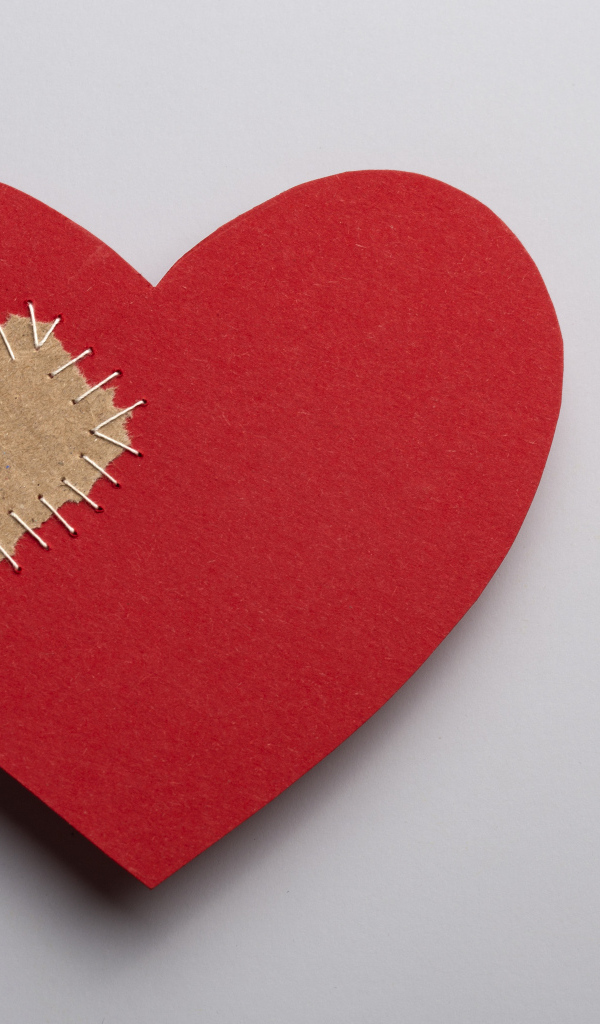 Большое красное сердце с заплаткой на сером фоне