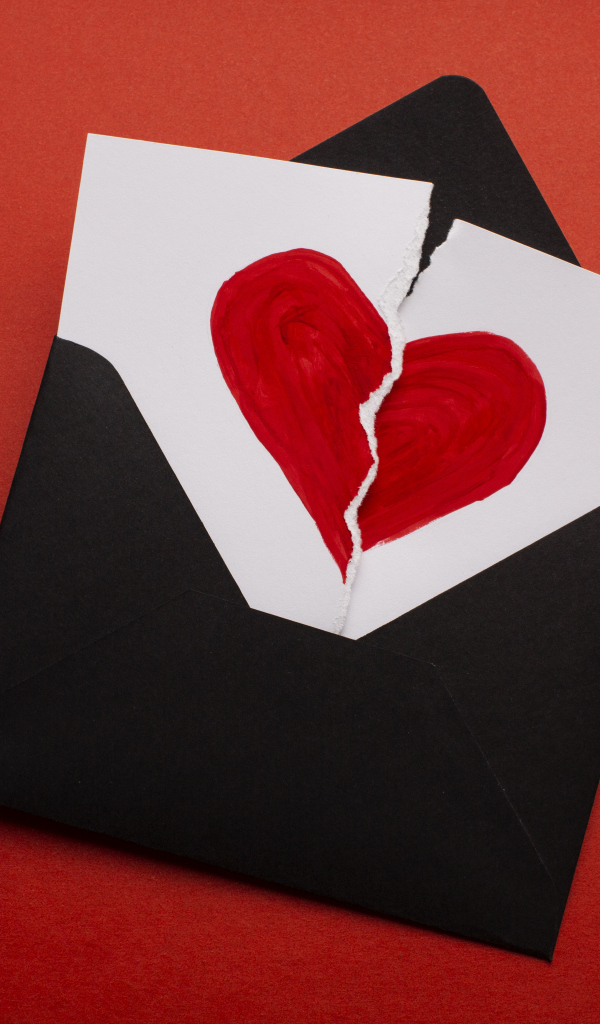 Черный конверт с нарисованным разбитым сердцем