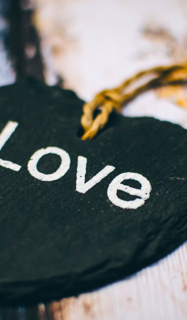 Черное каменное сердце на нитке 