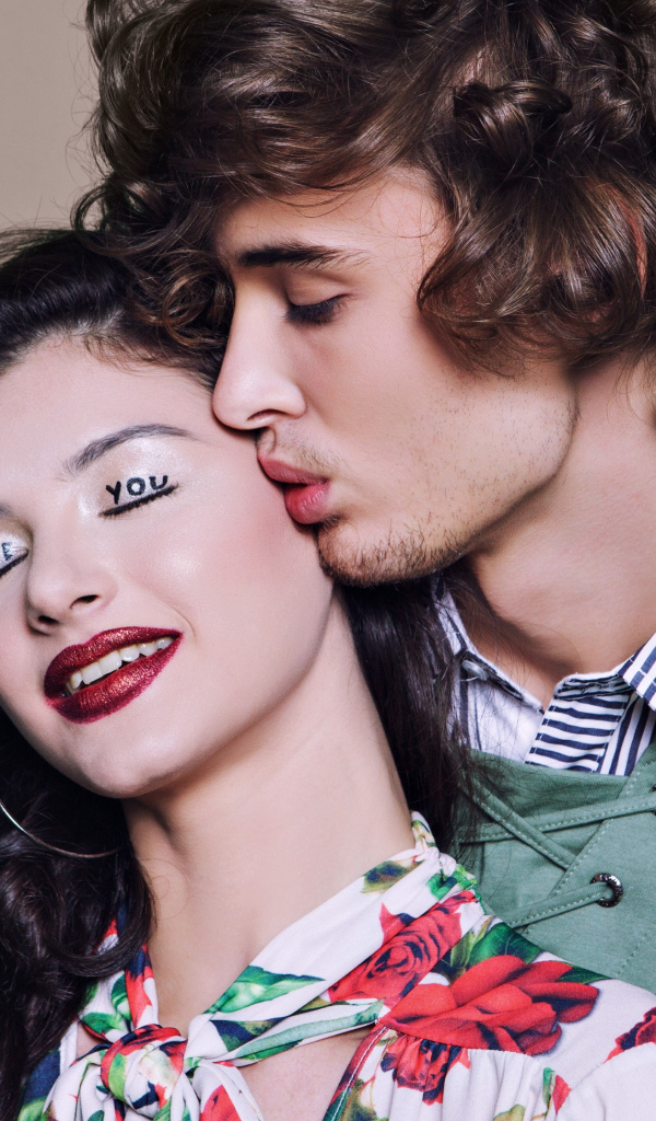 Влюбленные парень с девушкой с закрытыми глазами