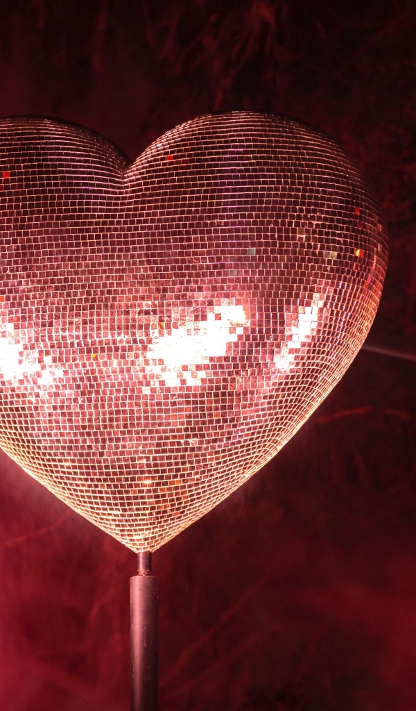 Яркое блестящее сердце в дыму